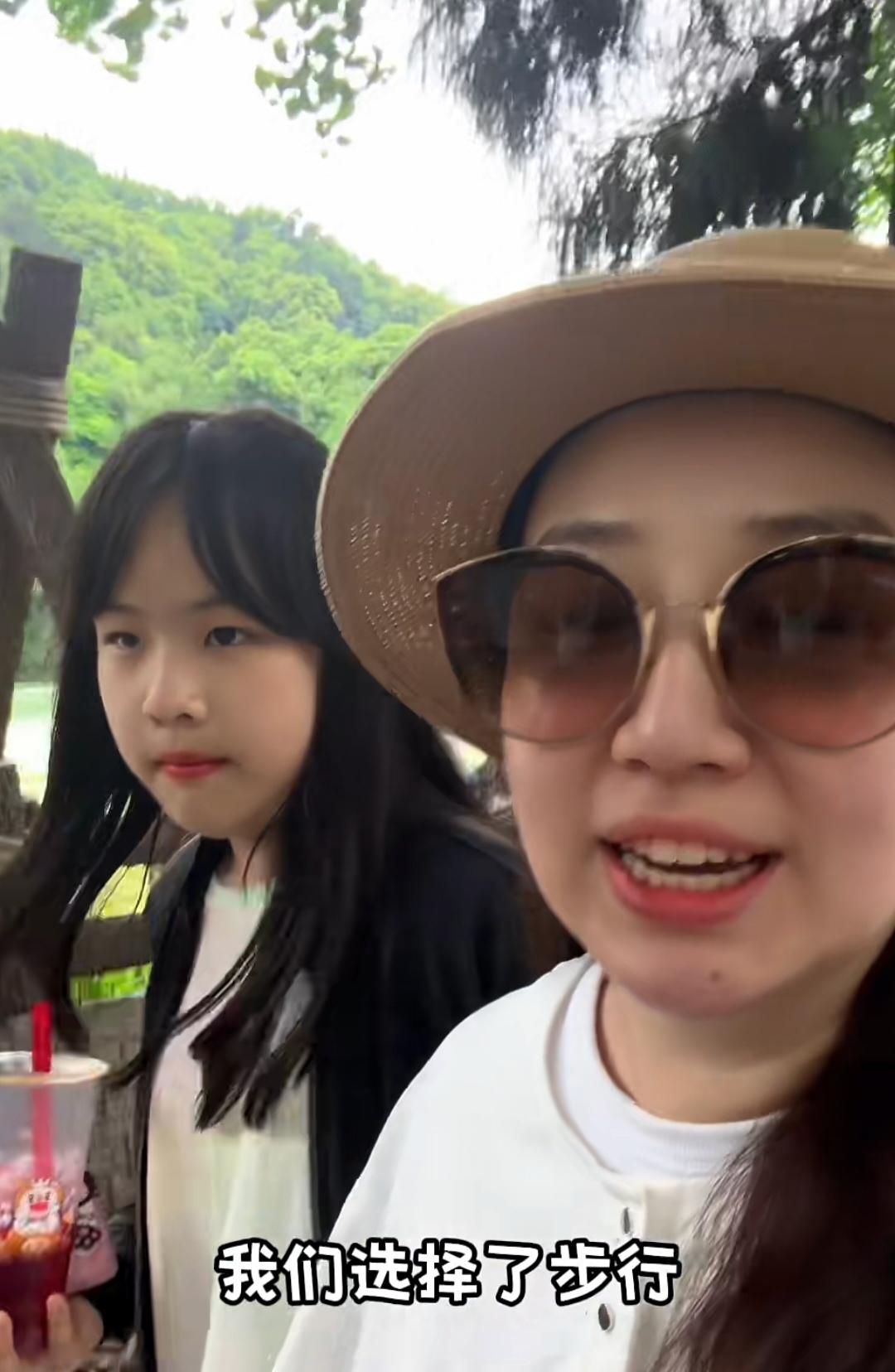 主持人关凌五一假期带着老公孩子去都江堰旅游，直呼人山人海到处都是人。在都江堰景区