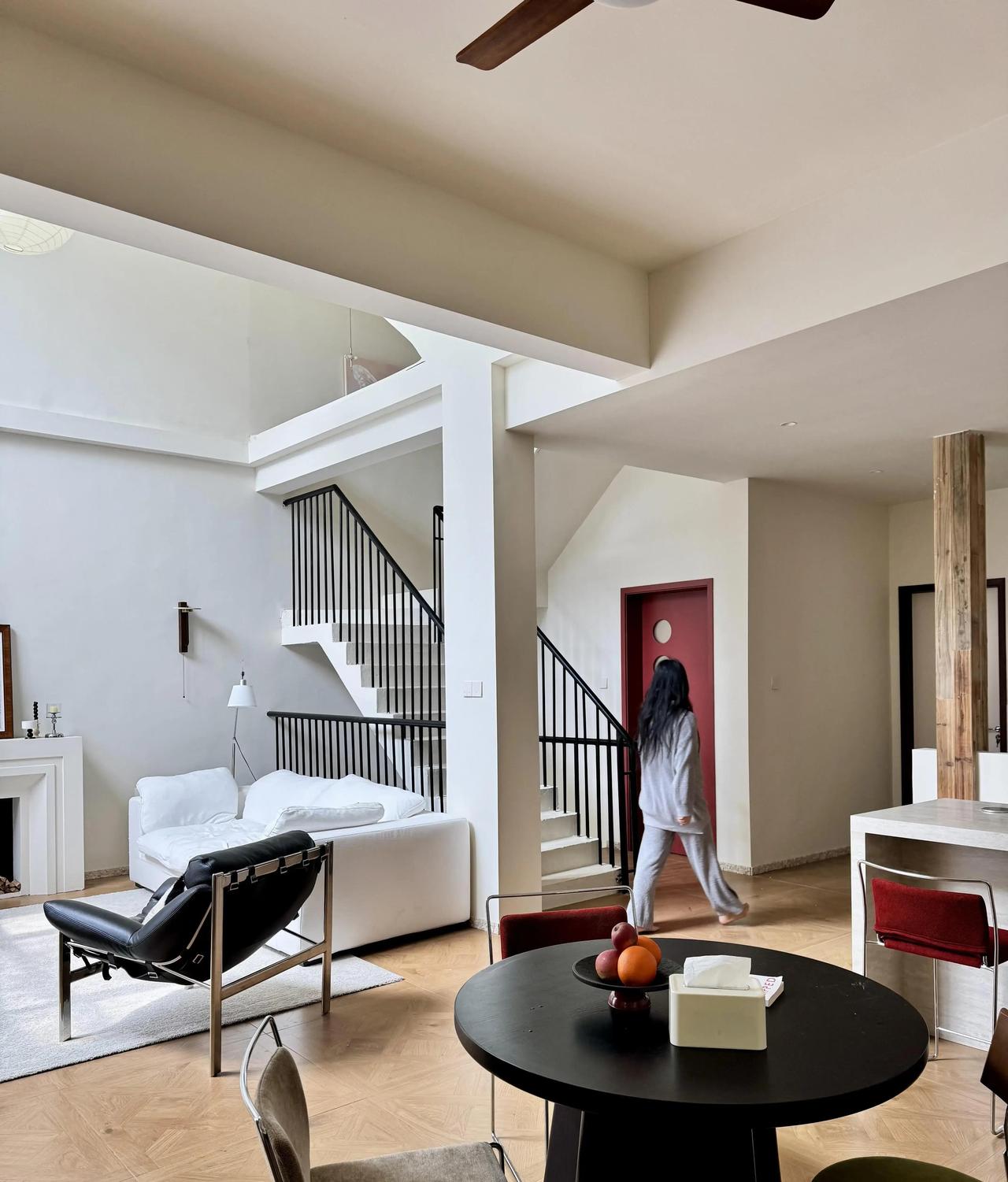 上海挑高复式老房改造，原本拥挤压抑，怎么瞬间变身松弛治愈窝？这种反差太炸裂了！