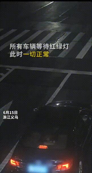 暖心！浙江义乌，大晚上马路上车辆都在等着红灯。突然，一辆黑车毫无征兆地慢慢向前滑