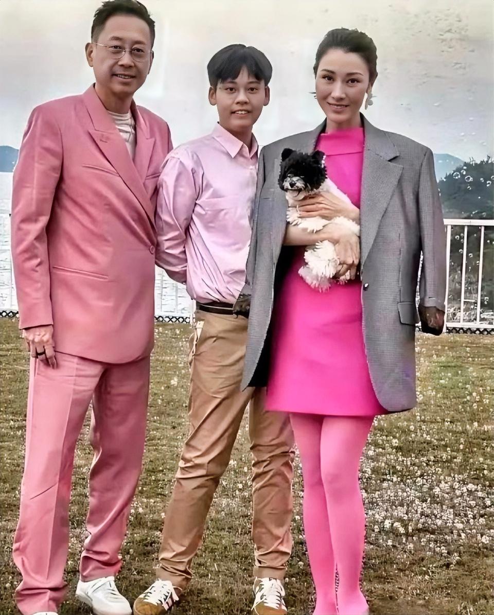 李嘉欣这儿子这嘴也不知道是随谁！全毁了……妈妈这么貌美的基因🧬，都拯救不了～你