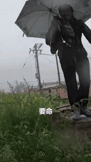 “这干部火了！”呼和浩特，基层干部在村头转悠，突然看到洪水流向村子，他本可以有时