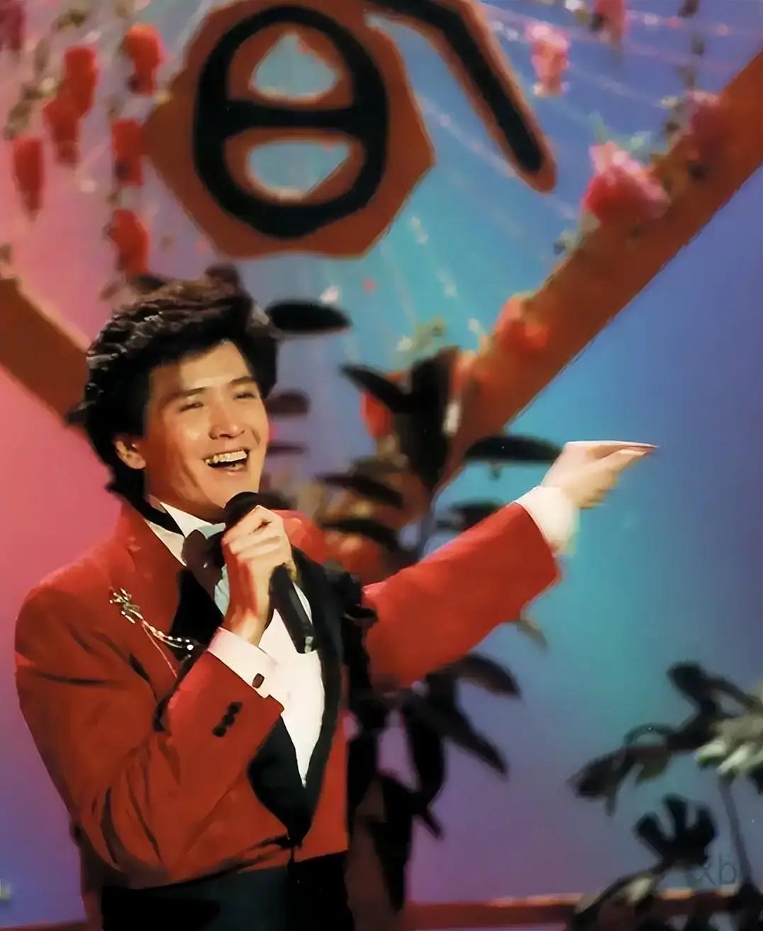 1986年，费翔事业正如日中天，妈妈突然对他说：“找到你的姥姥了，她在北京，我得