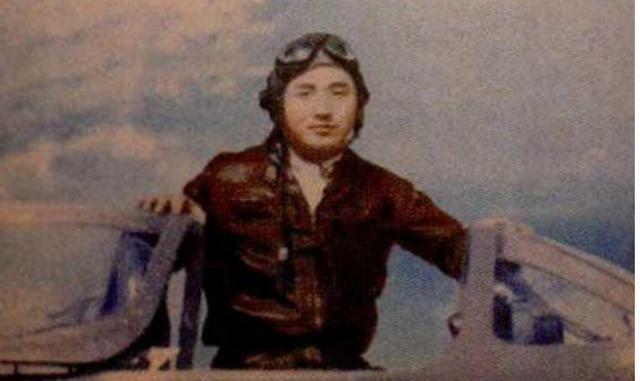 1952年，一名落单的志愿军飞行员被4架美国战机包围，经过一番搏杀后成功击落敌长