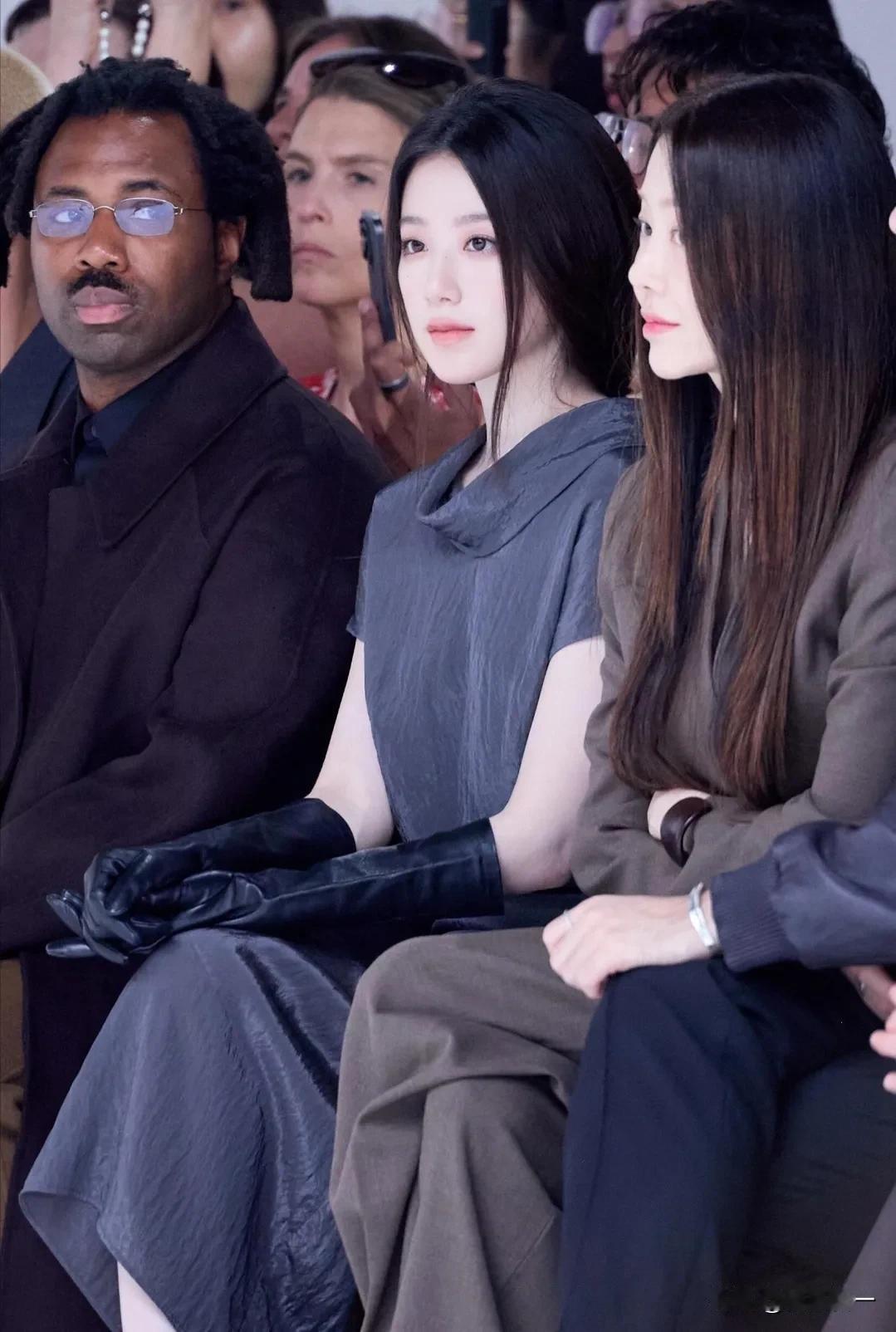 好一个清冷温婉的美人啊！台湾00年女歌手叶舒华现身25秋冬纽约时装周，简单的低