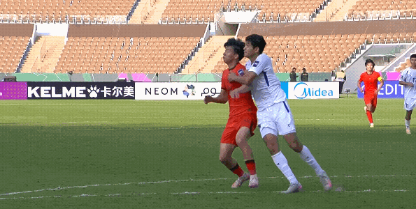 主裁判不给力啊，最后时刻这个球就给国足一个点球怎么了，本来就是可吹可不吹，吹了对