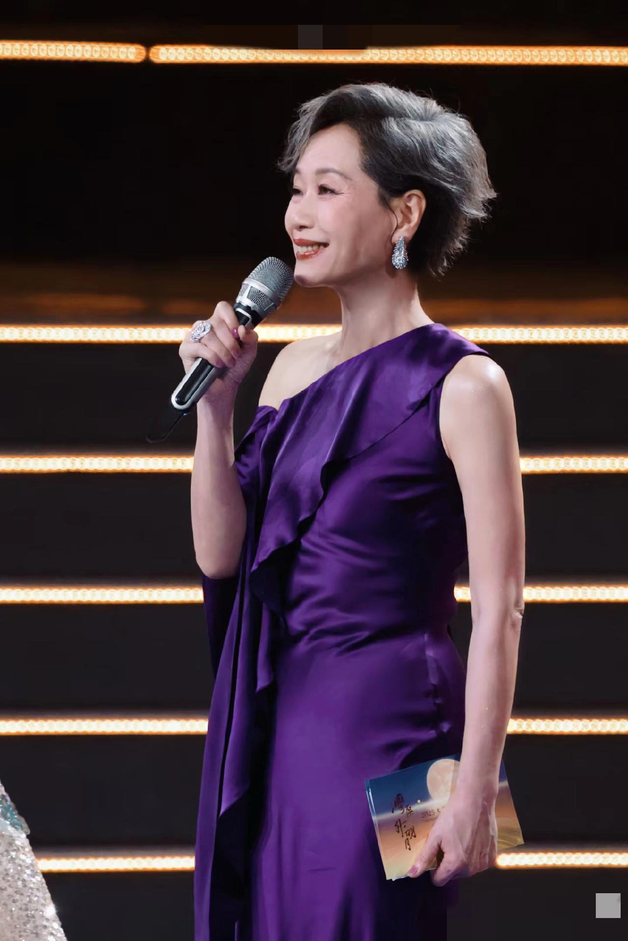 这精力也太惊人了吧！叶童老师刚结束大湾区晚会演出，凌晨时分又开启新的行程，这位前