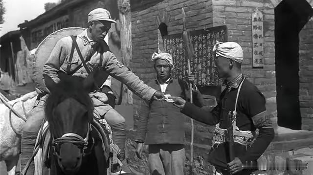 1945年，八路军旅长要处决团政委。临刑前，旅长的警卫员，突然靠近团委松绑，并催