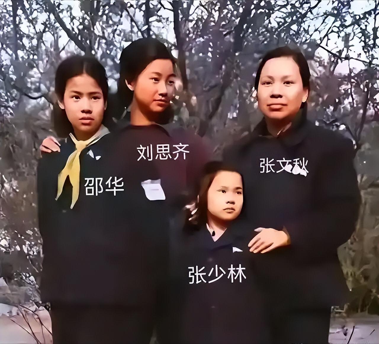 这是张文秋和三个女儿的真实样貌，都看看吧，母女四人的颜值都非常的高，可见基因的强