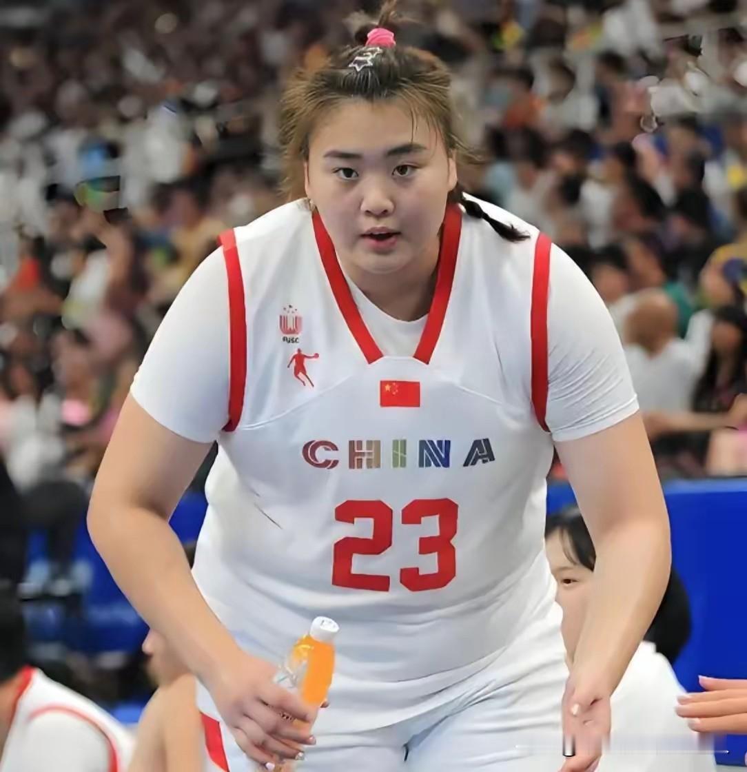 “大宝贝”刘禹彤相比张子宇，更适合担任女篮的第三中锋。刘禹彤属于典型的身大力不亏，即使和欧美球员对抗