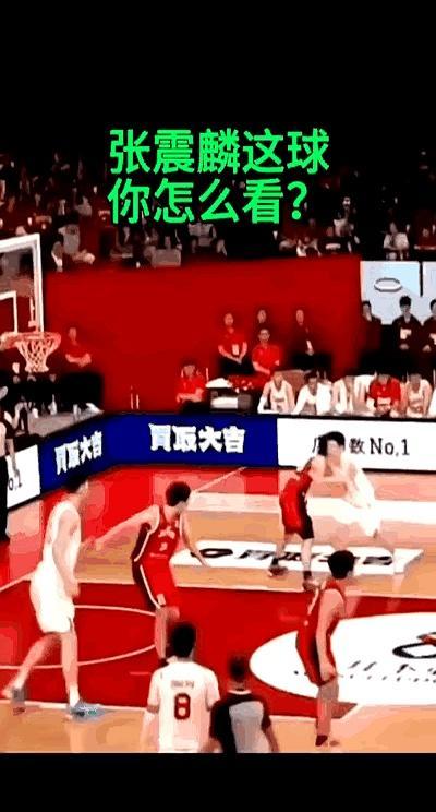 联赛里嚣张怒吼，国际赛却连运球都犹豫。面对两米二六的徐昕，张镇麟完成暴扣。