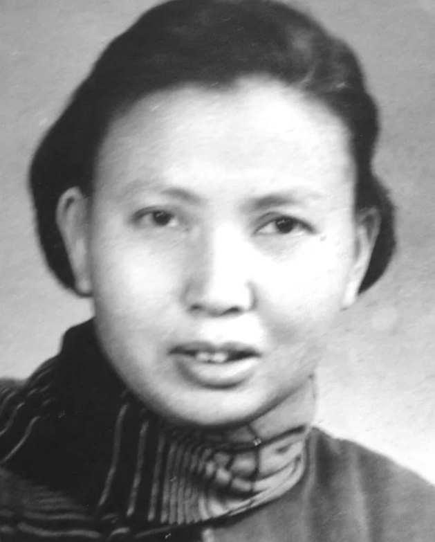 1941年，21岁的女战士莫林被俘，眼看就要被活埋。敌人问：“你认识莫林吗？”莫