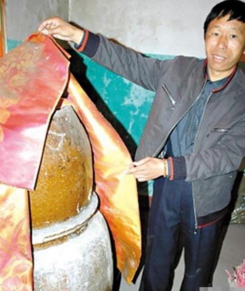 2000年，江西一农民去世后，儿子将父亲遗体放进了大缸。村里人纷纷说儿子不孝，没
