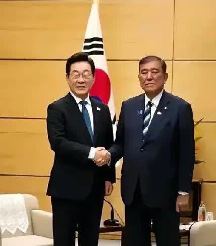 李在明是真有意思，派特使团来访中国，派外长去美国，自己夫妻俩8.23日亲自去了日