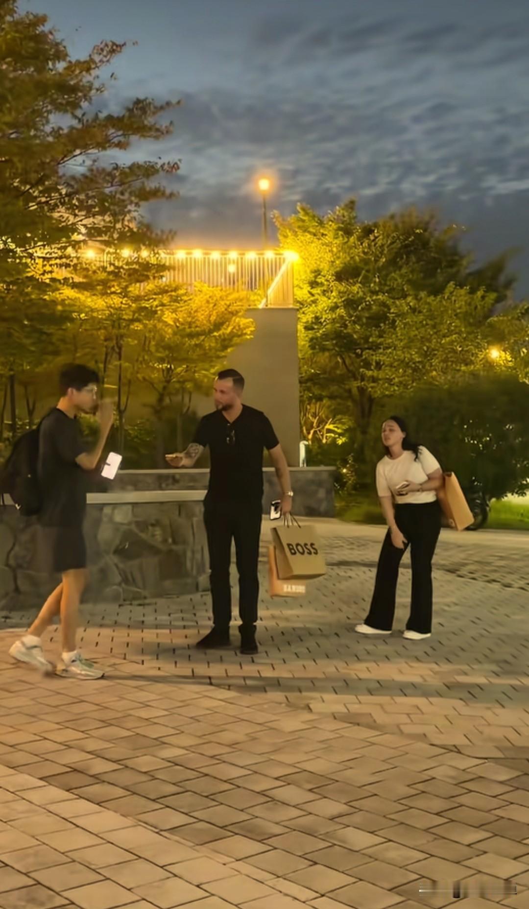 四名中国青年去韩国釜山旅游，逛完奥特莱斯出来，看到椅子上放着一部手机。没过多久，