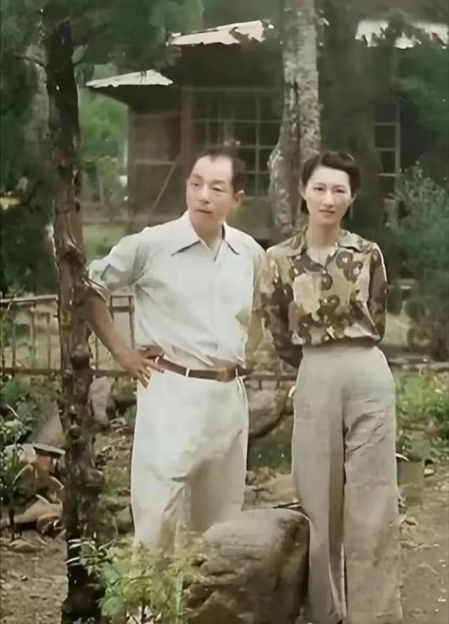 张学良在软禁的时候很喜欢喝可乐，每天要喝三四瓶。当时1美元可以买20瓶可乐，3.