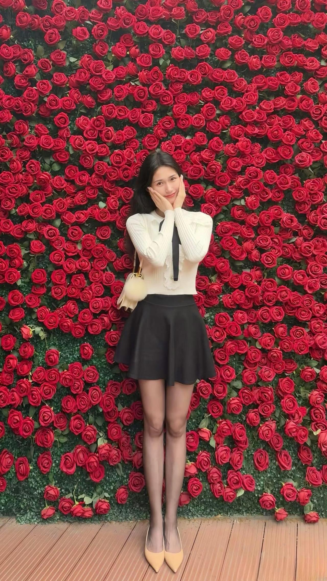 这套是甜美白领风，核心是米白蝴蝶结针织衫+黑伞裙的搭配：针织衫的蝴蝶结和荷叶边自