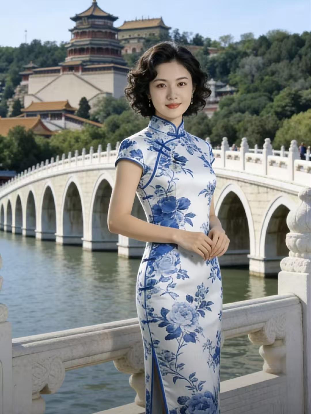 塞鸿秋·颐和园春韵青花瓷影旗袍裁，蓝白素雅东风摆。古桥蜿蜒湖山翠，亭台掩