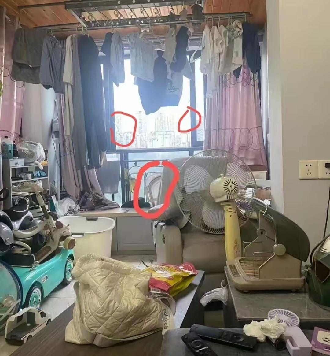 据说这是坠楼孩子的家这家里如此的杂乱，即使没有出现小孩这事，从家里的状况都能看