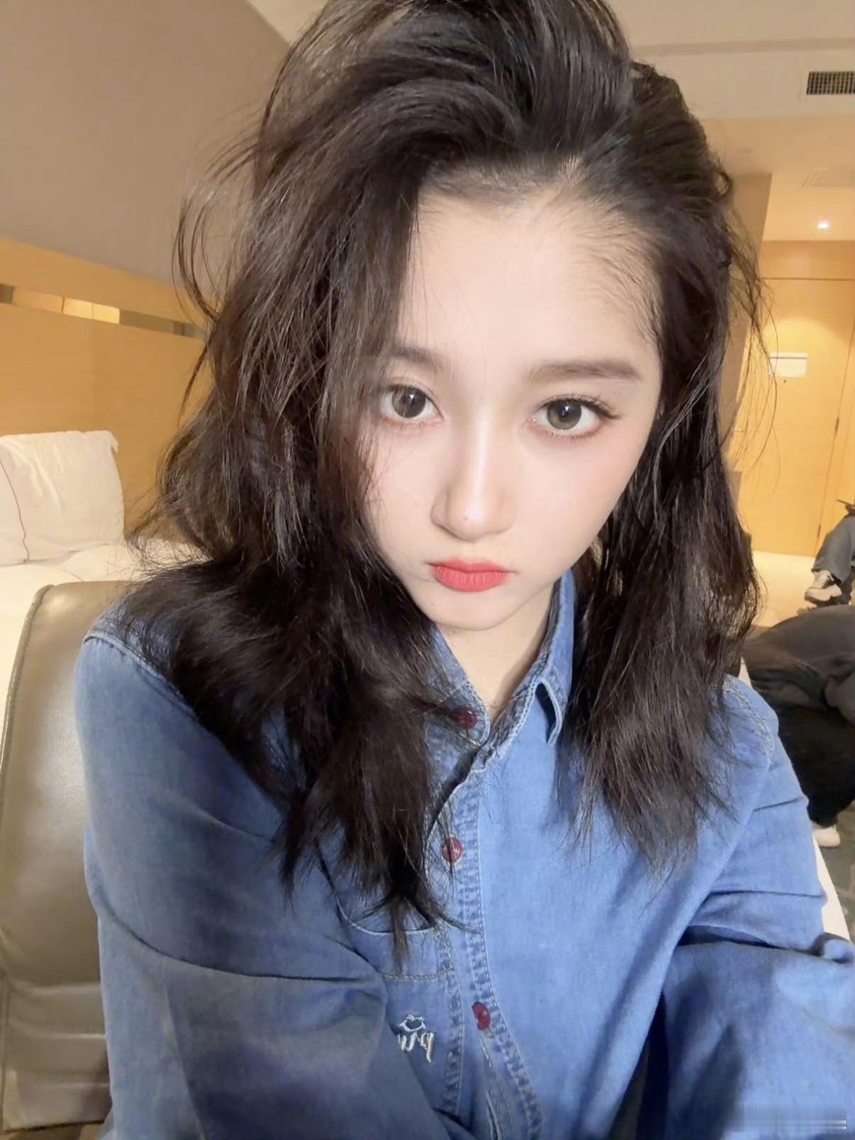 关晓彤未来请幸福一定会幸福。