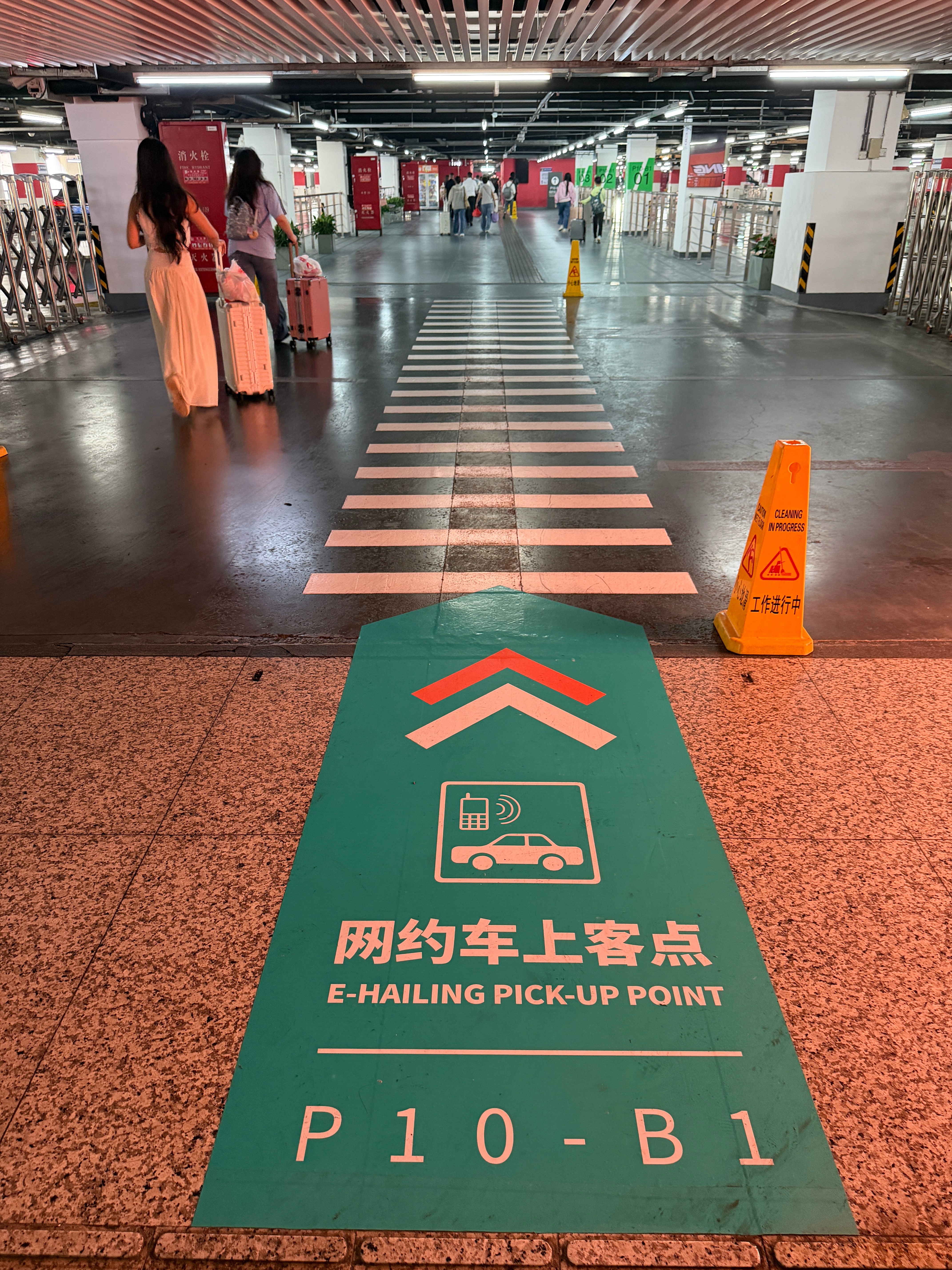 豆包太给力了，虹桥高铁站的引导线也相当给力。上海·上海虹桥站