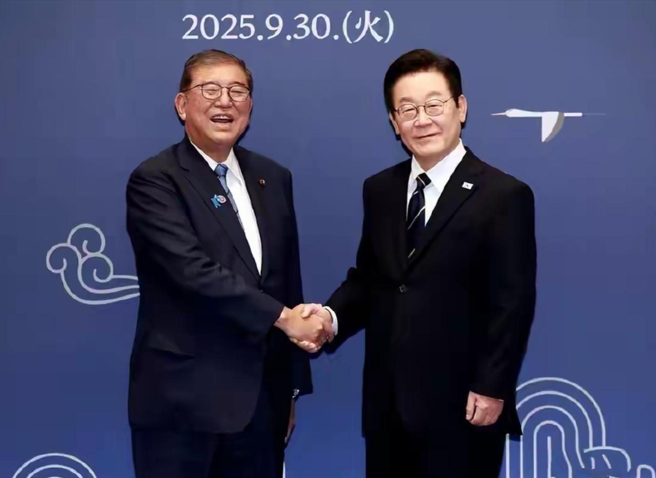 就在刚刚！！日本首相石破茂飞赴韩国釜山和总统李在明见了面说是访问其实