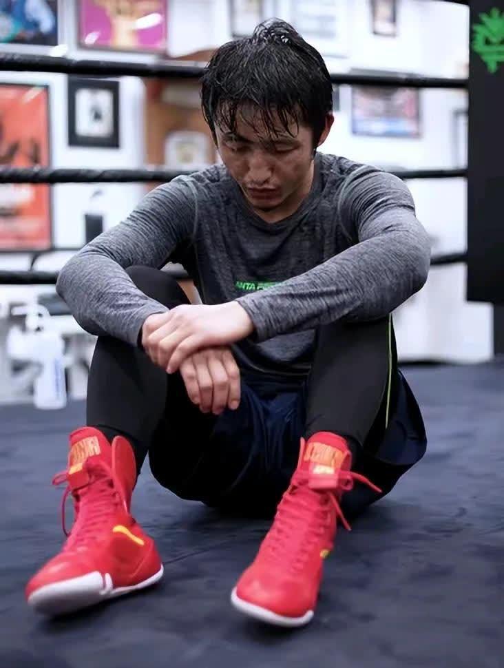 靠一拳一拳打来的2个亿，三年完美亏完了，还负债累累。退役时左眼视力只剩0.1，本