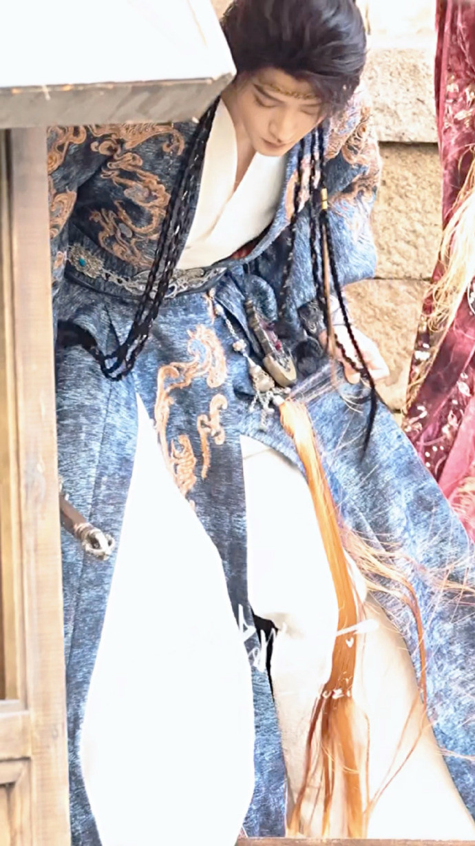 邓为这就是小说中的西域王子吧邓为抹额异域风造型路透邓为这就是小说中的西域王子吧