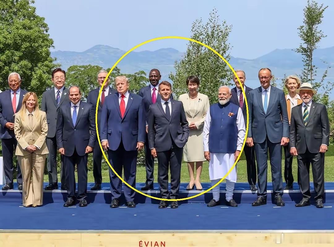 印度媒体称，在G7峰会外联会议上，莫迪成了焦点人物，人人都想找他攀谈。在会议桌上