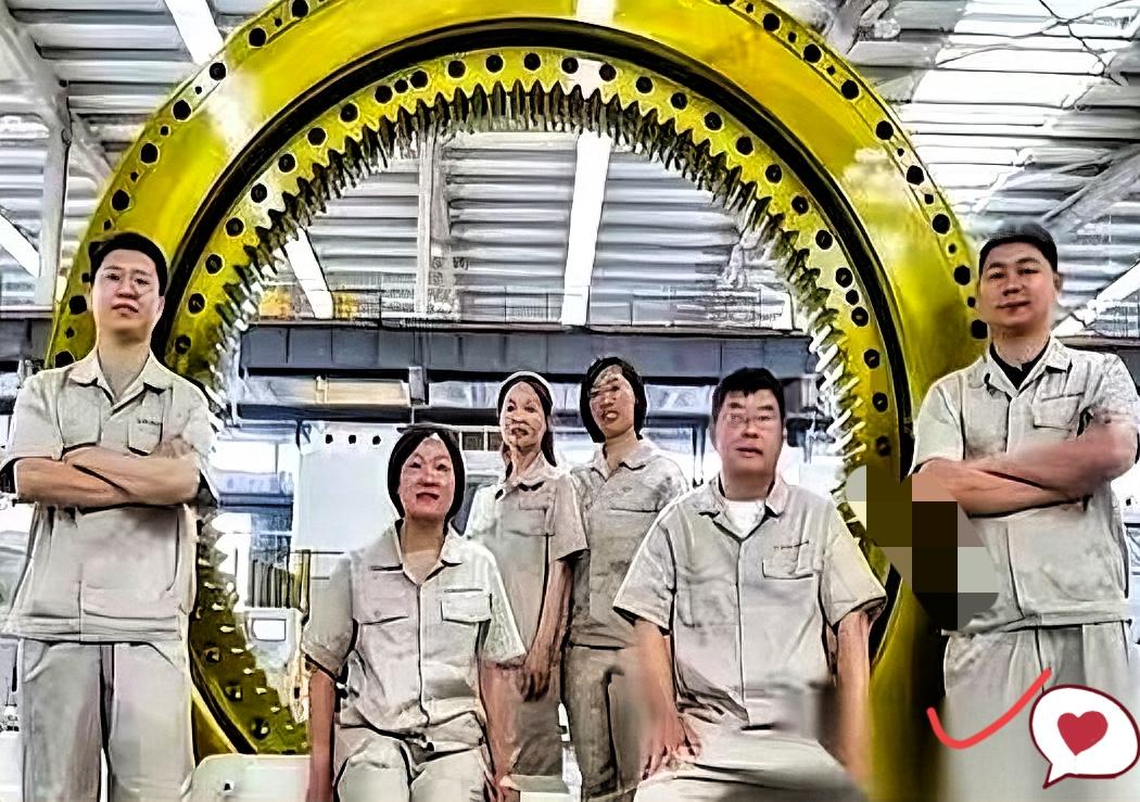 想想都后怕。2006年，一家给神舟飞船造轴承的厂子，欠了24个亿，连工人工资都