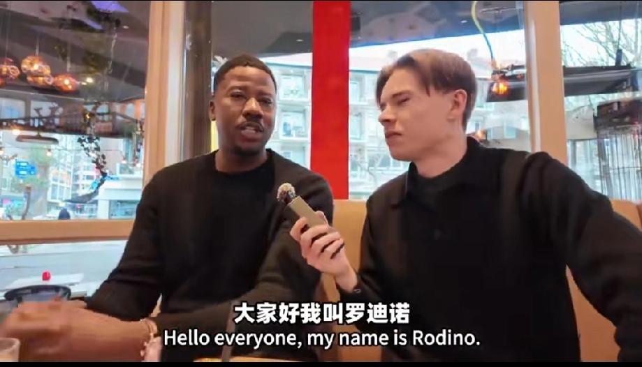 一位比利时黑人小伙在视频里骄傲的告诉他的博主朋友，作为一位比利时人，他有幸在中国