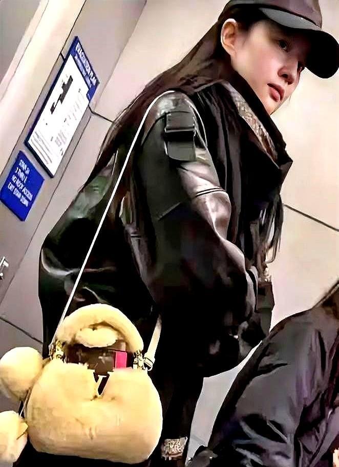 她穿同一件毛衣三年，没换过，也没爆过料。品牌偷偷给她修了袖子，她穿着去电影节，