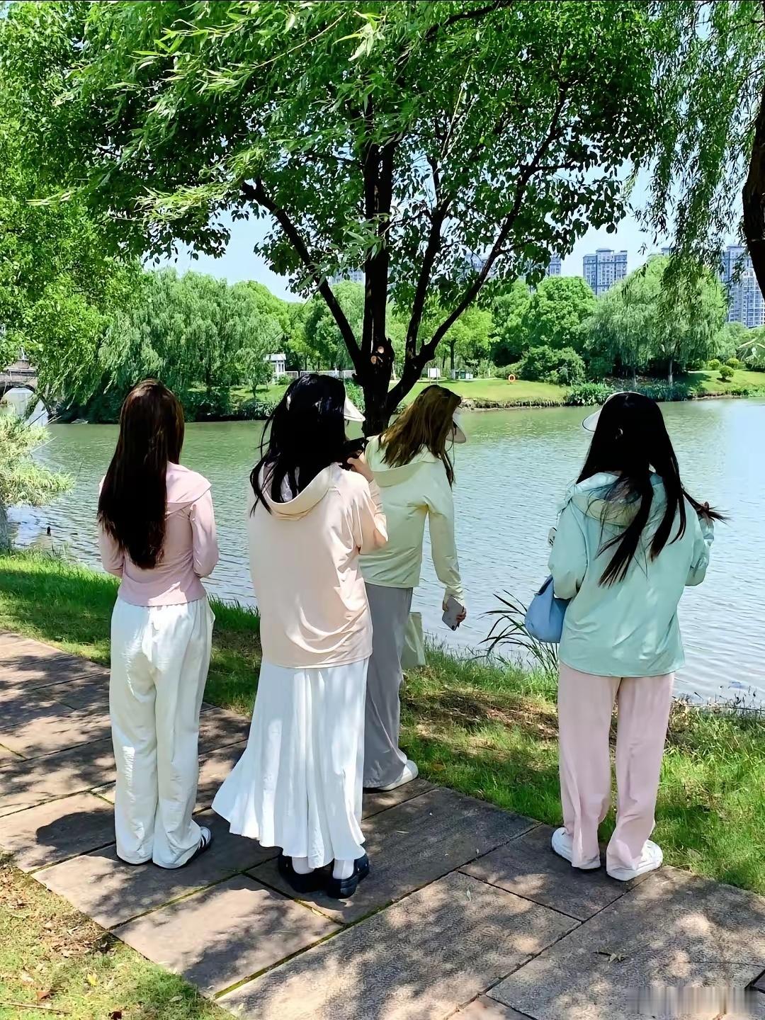 很多人就喜欢跟风，不管适不适合。今天36度高温，我发现大街上的人都喜欢穿防晒衣，