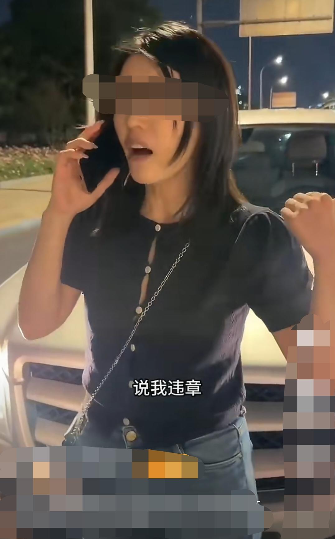 北京一网友举报奔驰车非机动车道违停遭女车主辱骂，并上传视频到网络上。另一北京网友