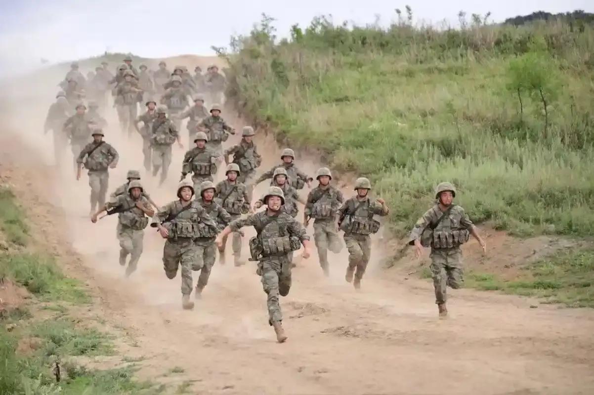 我当列兵那会儿，一天上午训练归来，疲惫不堪，便躺在床上休息。正当我睡得昏昏沉沉时