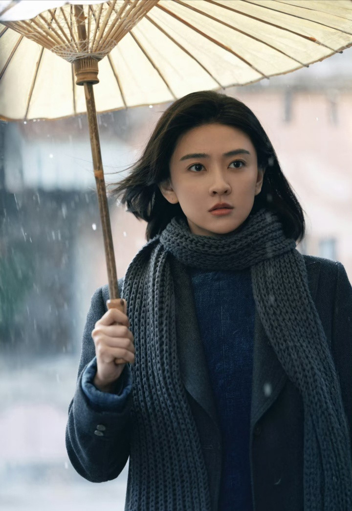 1.杨紫是本届金鹰视后的热门人选、夺冠大热门。网传《家有儿女》姥姥的扮演者收到