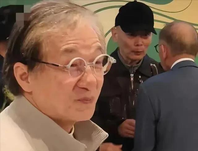 71岁的成龙，老的真坐实。头顶上的头发只有几绺长头发，头顶拔的都要到后脑勺子上