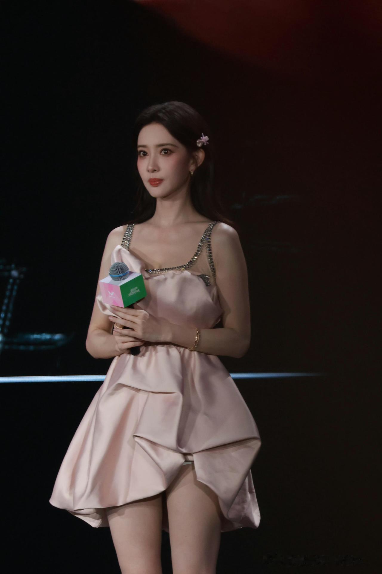 孟子义近期活动生图大长腿好爱❤️
