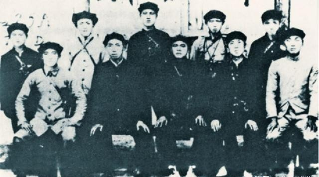 1935年10月，陕北流传着一个说法：“徐海东的红25军其实是白军假扮的，他们化