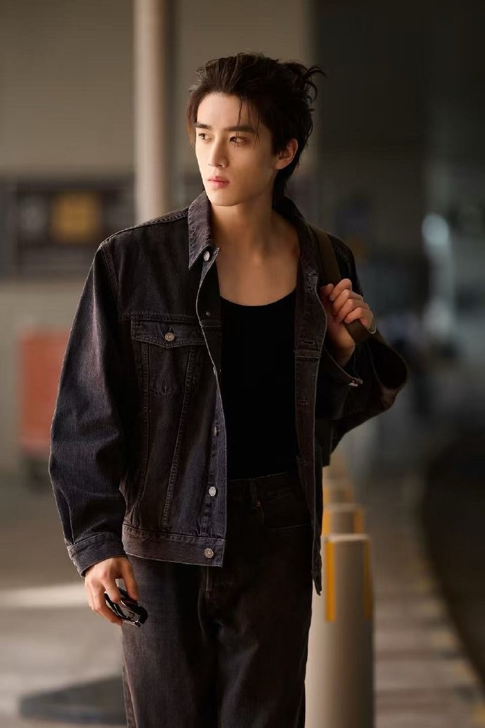 张康乐身上的少年感自带心动香气属性！清冽又纯粹的气质，像夏日清晨带着露珠的微风，