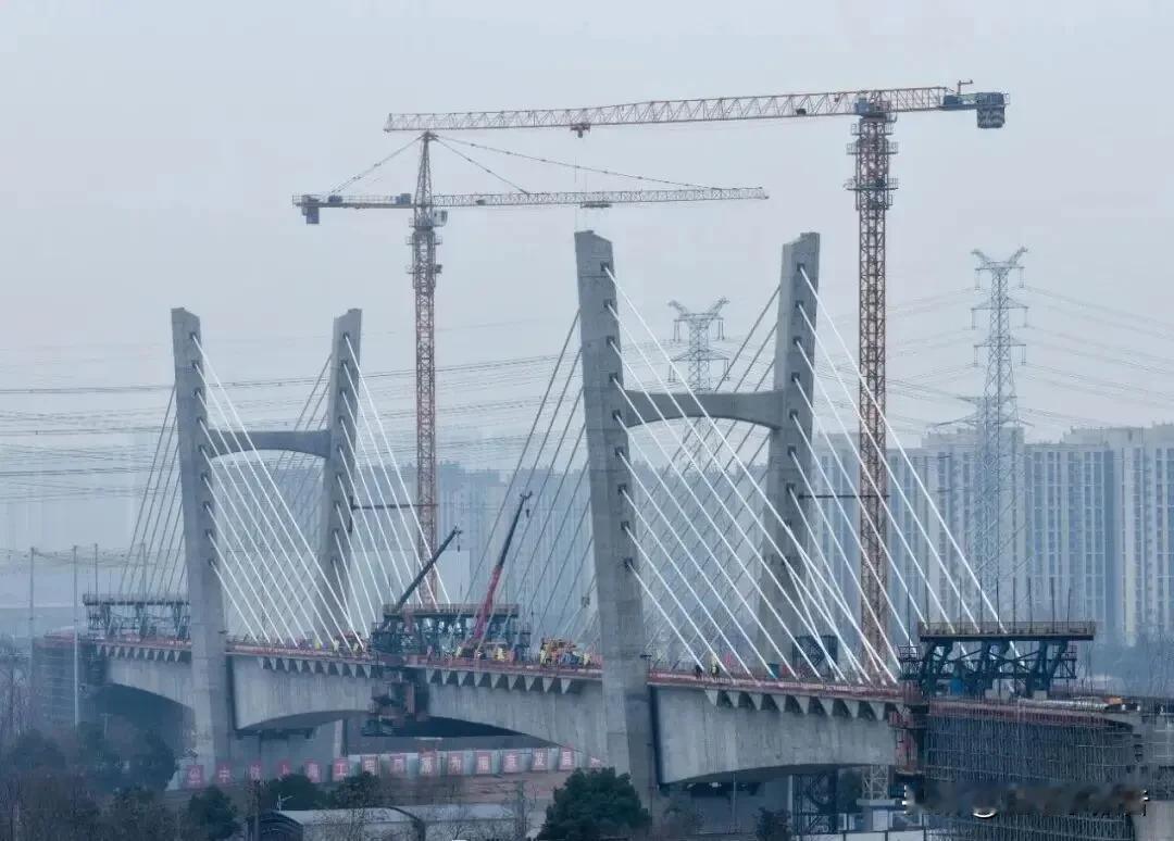 北沿江高铁南京江北新区段关键节点完成架梁作业。1月18日，北沿江