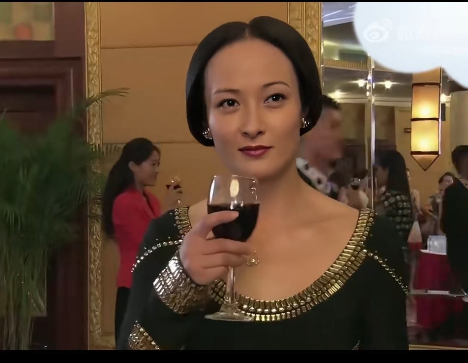 没看过这部剧演的啥，总之这表情告诉我，她是个心机很重，为了目的不择手段，争强好胜