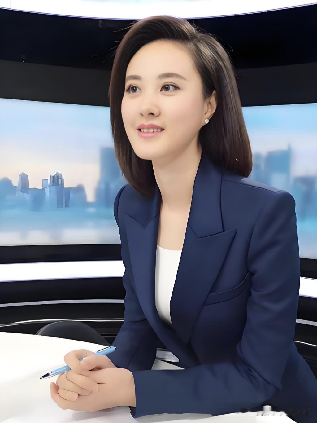 秦方，央视财经频道主持人，知性优雅，气质出众。镜头前从容自信，专业素养深厚，以温