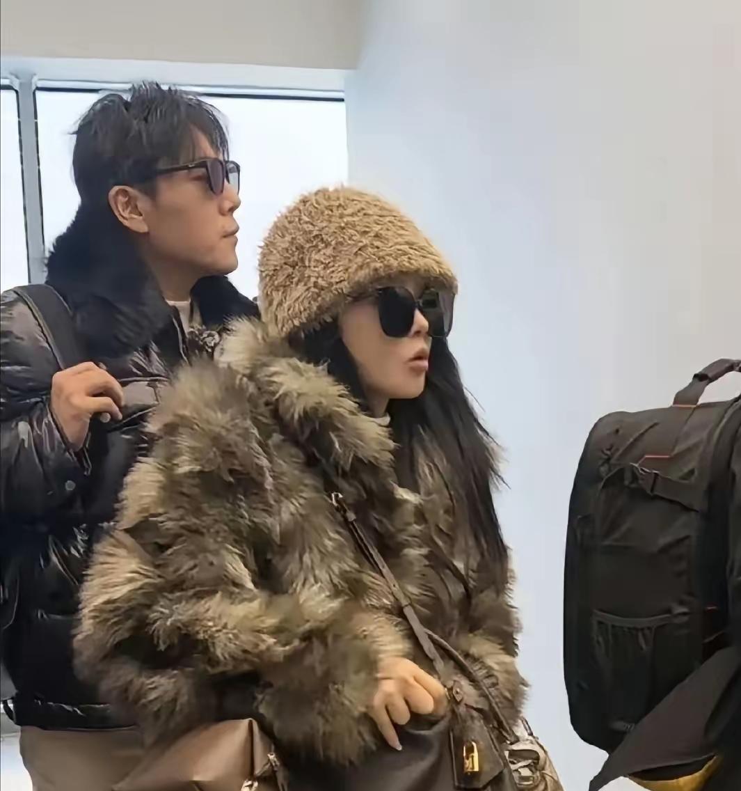 3月17日，有网友在俄罗斯圣彼得堡机场偶遇秦昊与伊能静，这两个人又要去旅游了！