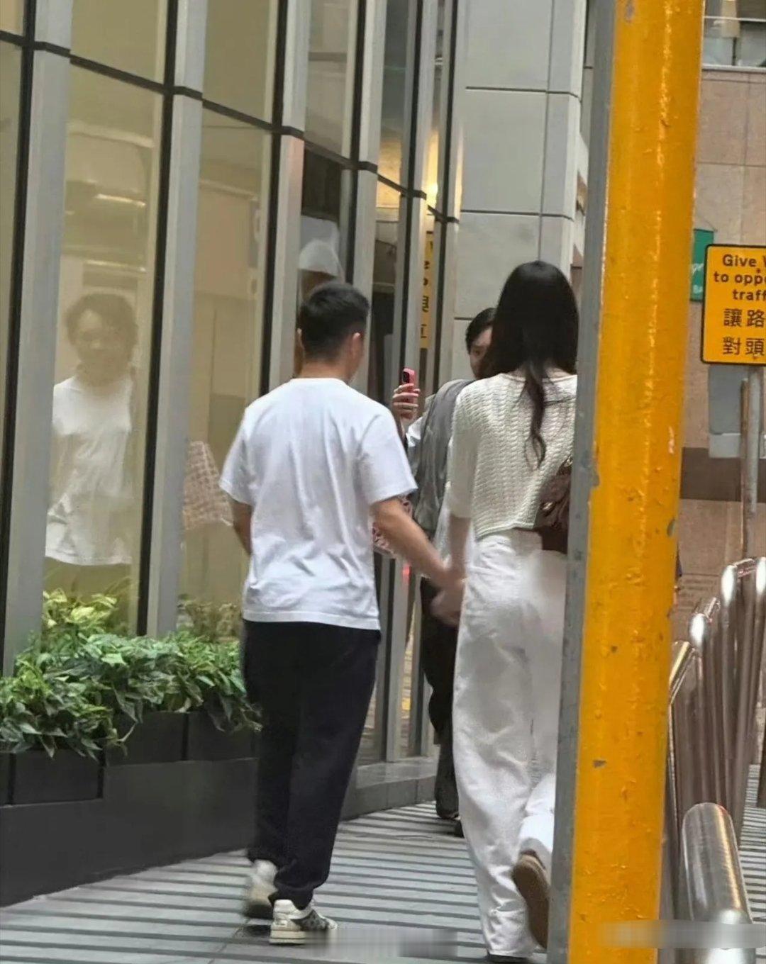 8月19日，何猷君和奚梦瑶，引发了网友热议。原因是俩人现身香港街头，手牵手过七夕