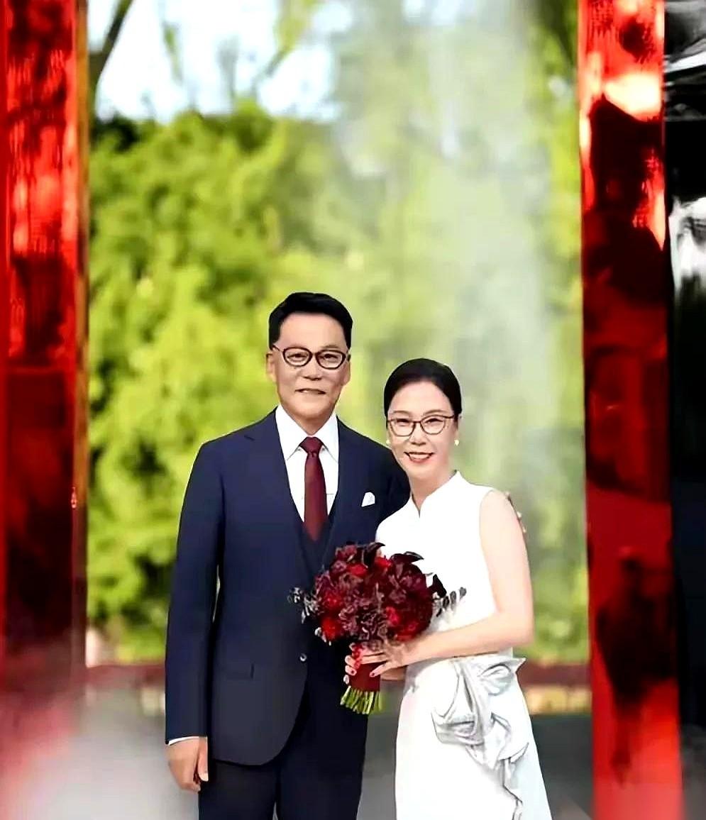 李国庆对着镜头，一字一句地说：“我以后，再也不找女商人。”这话一出，所有人脑子