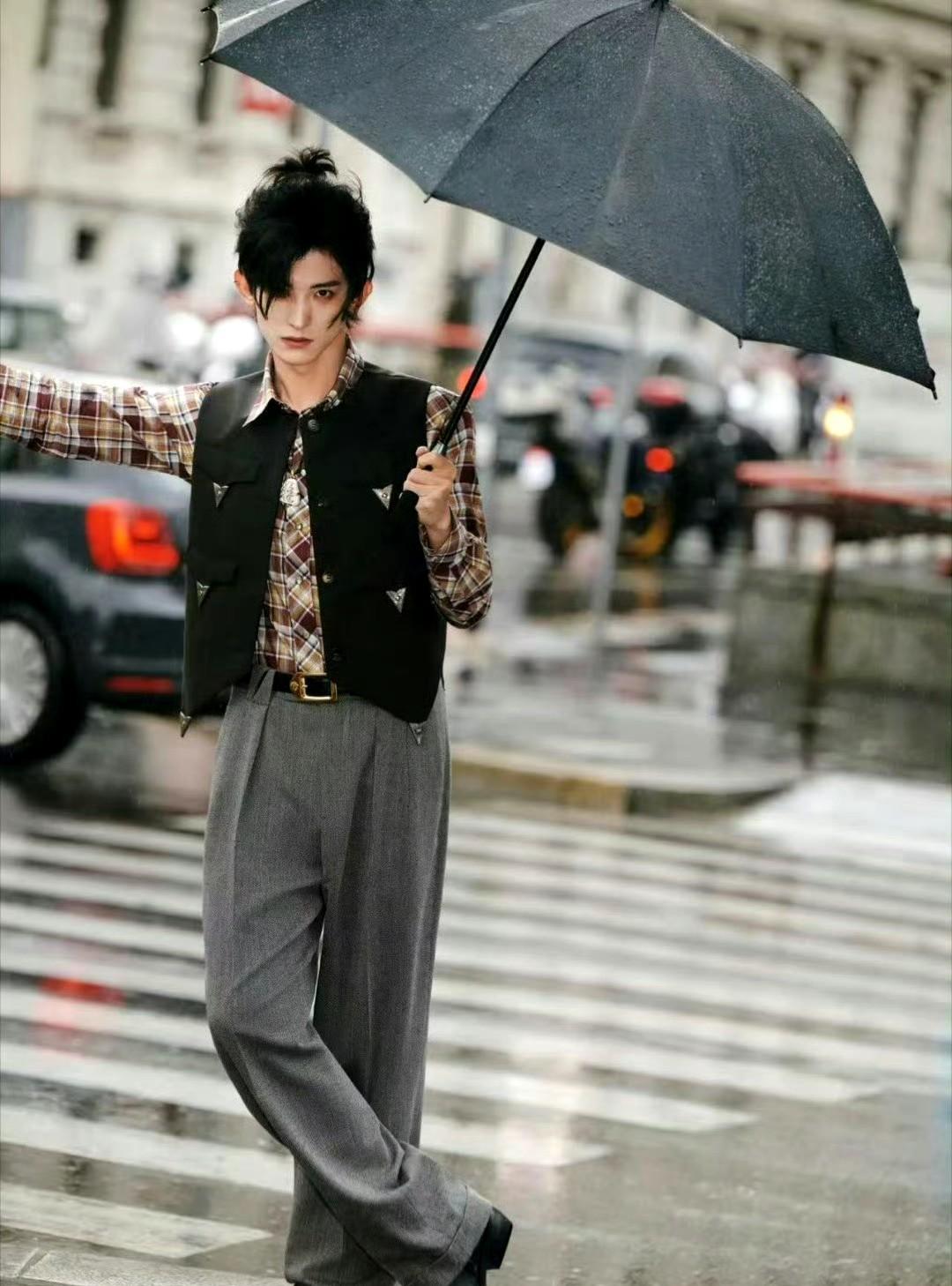 #你最推荐去哪里旅行#常华森米兰雨街造型杀疯了！雨天米兰街头的“归国少爷”既