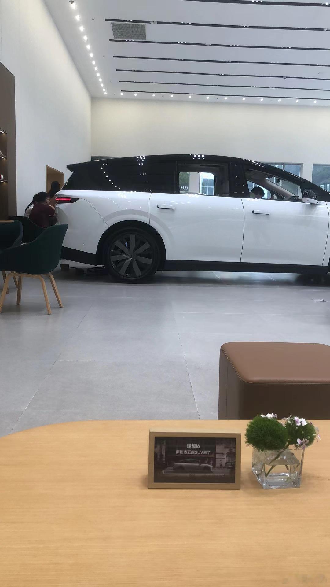 理想i6的价格不错啊！这车应该能像L6一样卖得好吧？一个车友群有好几个小米YU7