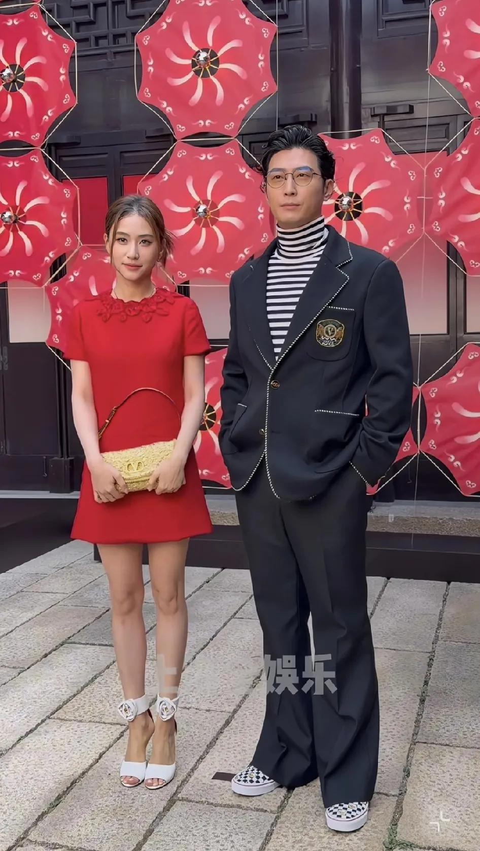 不知道怎么的，每次看到何超莲和窦骁总有貌合神离既视感。虽然何超莲穿得很喜庆，窦