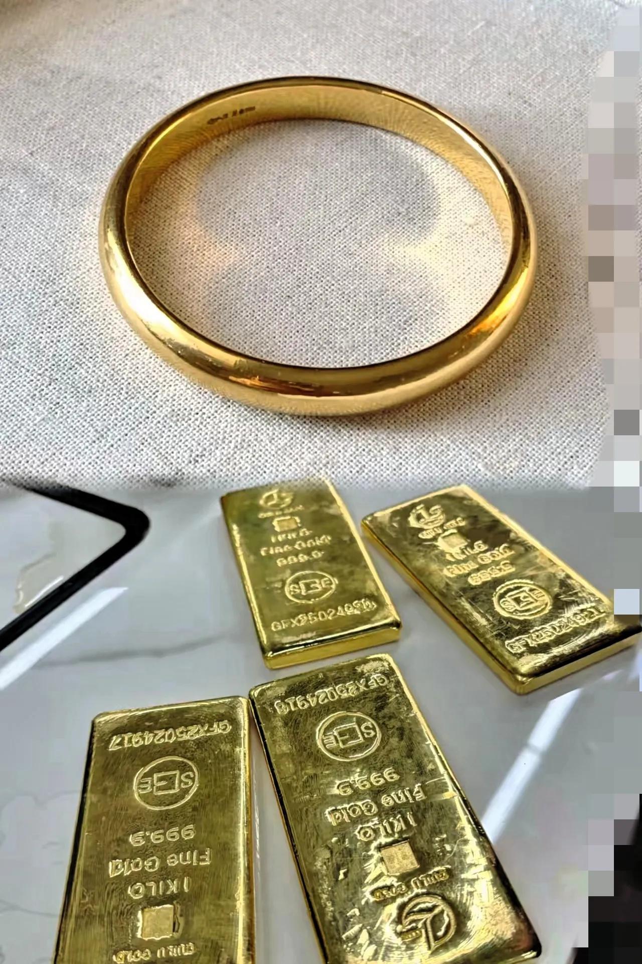 一夜之间金价又“疯”了！但这次不是没人买，是大伙都绕着大牌金店走，谁也不愿当