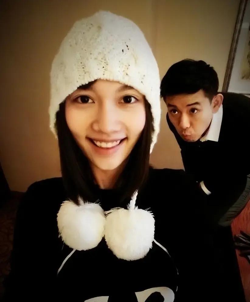 近日，有网友在社交平台分享偶遇演员任重与妻子孙骁骁带女儿逛街的照片，画面中一家三